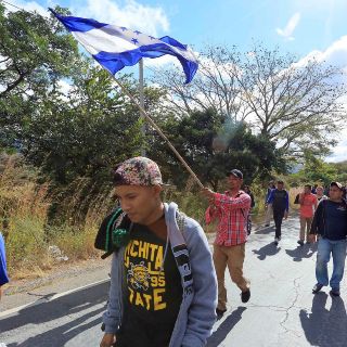 Nueva caravana de migrantes avanza hacia frontera de guatemalteca