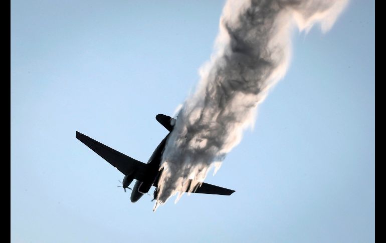 Un avión de las Fuerzas Aéreas tailandesas rocía químicos sobre Bangkok este miércoles. EFE/D. Azubel