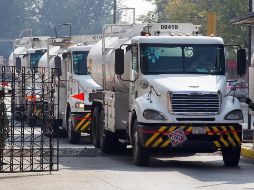 Pipas de PEMEX cargadas de combustible salen de la Refinería de Azcapotzalco, revisadas minuciosamente por elementos del Ejército Mexicano. NTX/J. Pazos