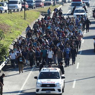 Un grupo de al menos 100 salvadoreños parte hacia EU en caravana