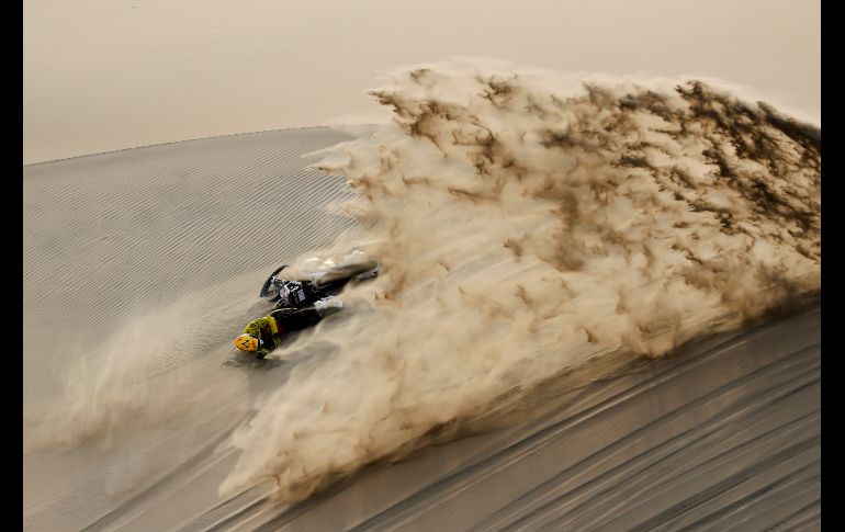 El checo Jan Brabec se cae de su moto durante la novena etapa del Rally Dakar en Pisco, Perú. AP/R. Mazalan