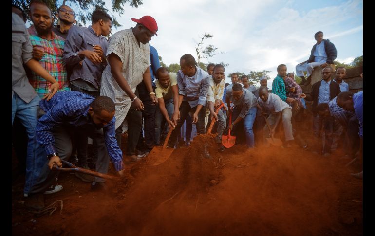 Dolientes sepultan el cuerpo de Abdalla Dahir junto a la tumba de su colega Feisal Ahmed, ambos falllecidos en el ataque de ayer a un complejo hotelero en Nairobi, Kenia. AP/B. Curtis