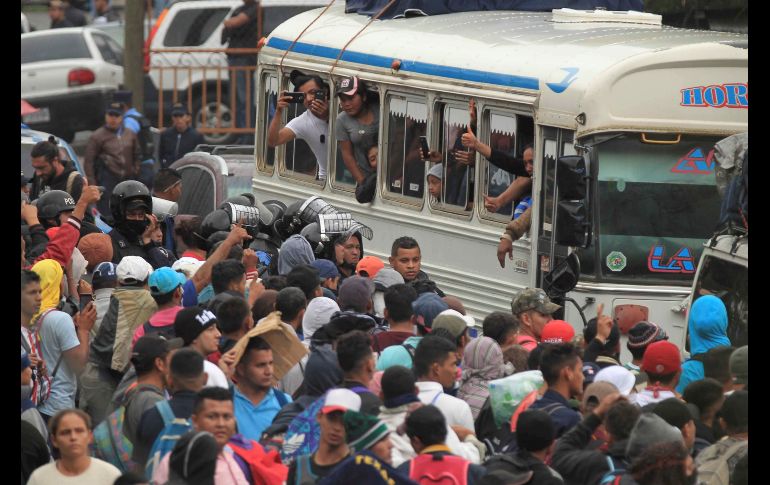 Migrantes hondureños hacen fila en un control policial donde se les verifica sus antecedentes penales y si tienen alguna orden de captura para poder continuar su paso en la aduana de Agua Caliente, Honduras. Centenares de hondureños que se han ido sumando a la caravana migrante que salió el lunes de su país esperan hoy pasar a Guatemal EFE/G. Amador