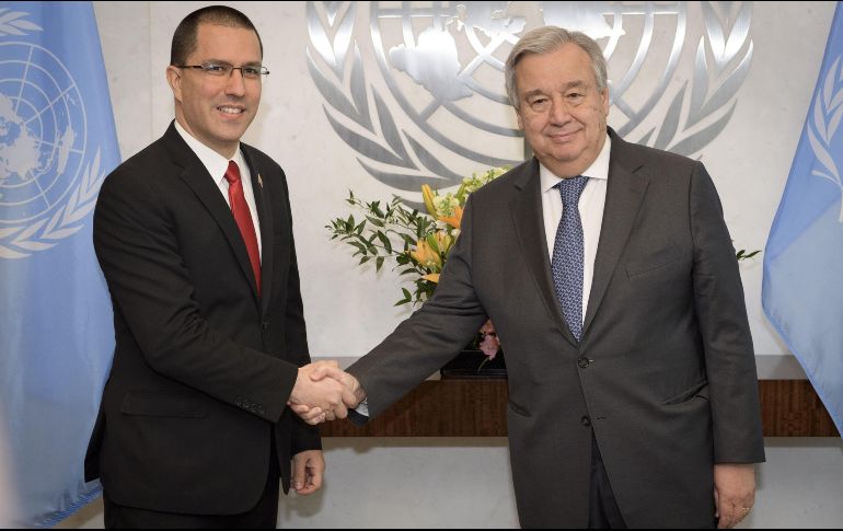 Fotografía cedida por la ONU donde aparece su secretario general António Guterres (d) mientras saluda al canciller de Venezuela, Jorge Arreaza (i), durante una reunión en la sede del organismo. EFE