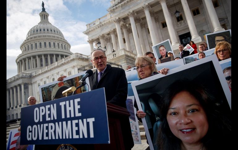 El líder de los demócratas en el Senado, Chuck Schumer (c), participa en una marcha en el Capitolio de Washington D.C para pedir la reapertura del gobierno federal, durante la 26 jornada del cierre parcial de gobierno. EFE/S. Thew