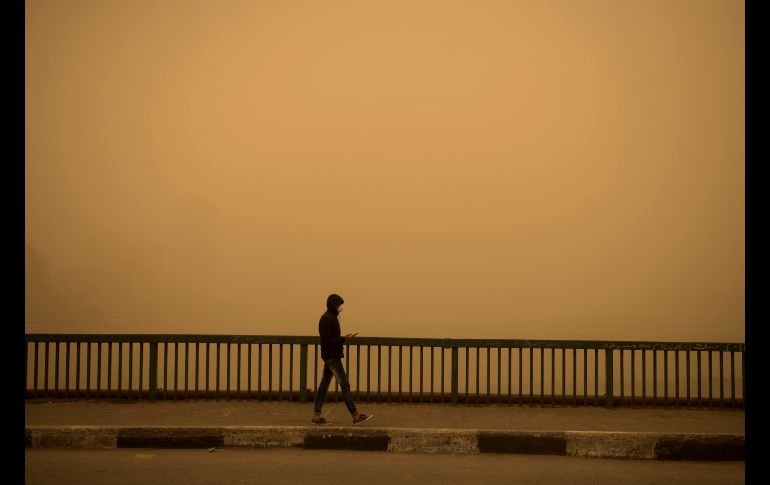Un hombre sale a caminar durante una tormenta de arena en El Cairo, Egipto. La tormenta ha provocado que varios zoológicos y parques hayan tenido que cerrar sus puertas al público. EFE/ M. Hossam