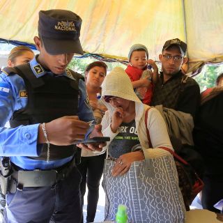 Impiden salir de Honduras a 354 migrantes en caravana con rumbo a EU