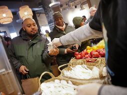 Voluntarios prepararon platos para unas dos mil personas, cuyo costo en el mercado puede oscilar entre ocho y 10 dólares. AP/P. Martínez