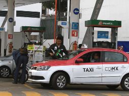 Un taxista se abastece de combustible al sur de la Ciudad. NTX/O. Ramírez