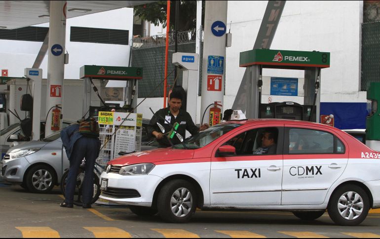 Un taxista se abastece de combustible al sur de la Ciudad. NTX/O. Ramírez