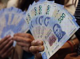 La recuperación de los precios del petróleo influyen el pa apreciación del peso. EFE/Archivo