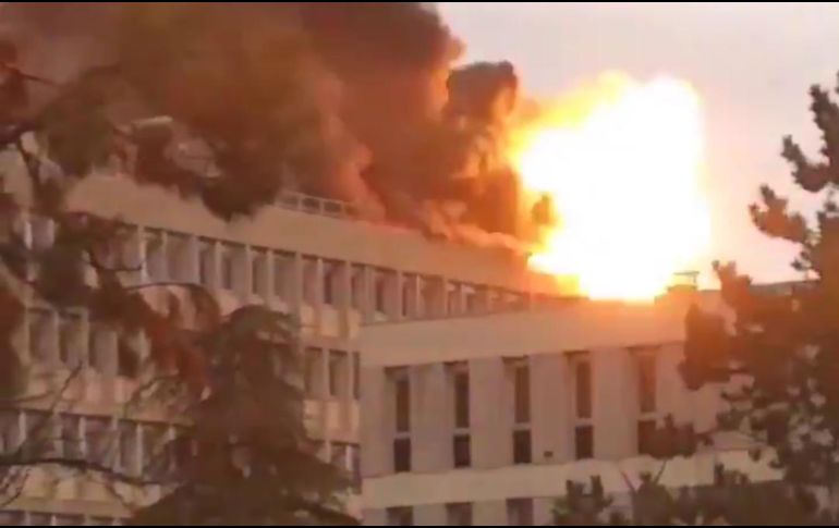 Unas bombonas de gas explotaron tras el incendio en un laboratorio que estaba en proceso de renovación en la Universidad de Lyon. TWITTER