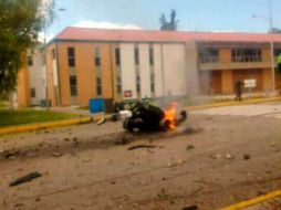 En redes sociales circulan imágenes de un vehículo calcinado rodeado de escombros en el campus de la academia. TWITTER / @NoticiasCaracol