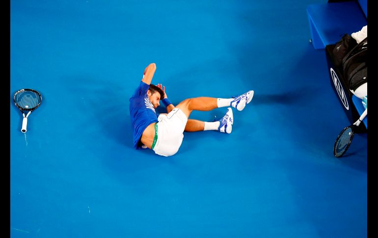 El serbio Novak Djokovic se cae en partido del Abierto australiano ante el francés Jo-Wilfried Tsonga, jugado en Melbourne. AFP/D. Gray