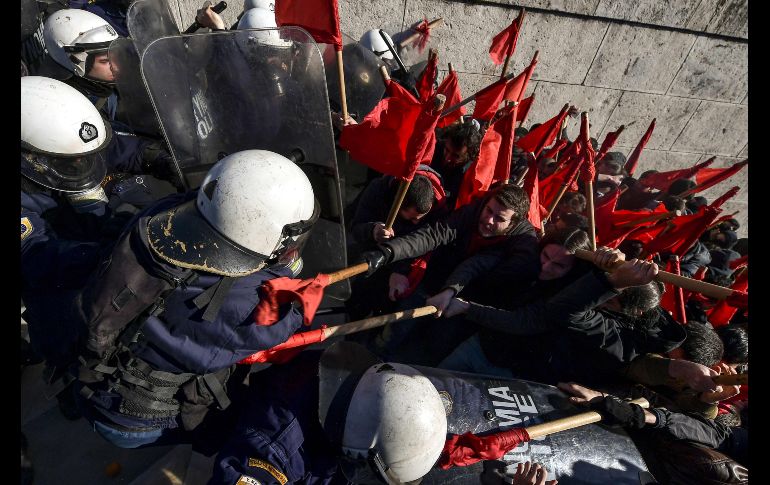 Estudiantes y maestros en huelga se enfrentan a un bloqueo policial frente al parlamento griego en Atenas, durante una manifestación para pedir que se retire una ley que cambia la forma en que se nombra a los profesores en el sistema público. AFP/A. Messinis