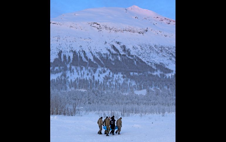 Rescatistas cargan el cuerpo de una víctima de una avalancha cerca de Tromsoe, Noruega. Cuatro esquiadores fallecieron tras un alud de 300 metros de ancho, registrado el pasado 2 de enero, y aún falta por localizar el cuerpo de uno de ellos. AP/NTB Scanpix/R. Stoltz