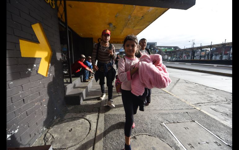Hondureños parte de una caravana migrante salen de la Ciudad de Guatemala rumbo a Estados Unidos. AFP/J. Ordonez