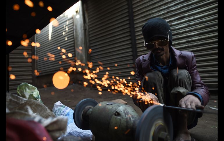 Un pakistaní afila un cuchillo en un taller de acero en Karachi. AFP/A. Hassan
