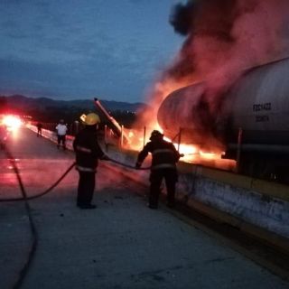 Pipa cargada de gasolina se incendia tras choque en autopista del Sol