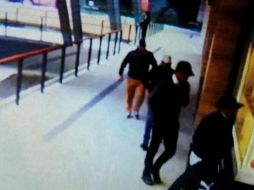 Estos ingresaron a la joyería y con marros rompieron los cristales de varias vitrinas para posteriormente extraer mercancía. ESPECIAL/