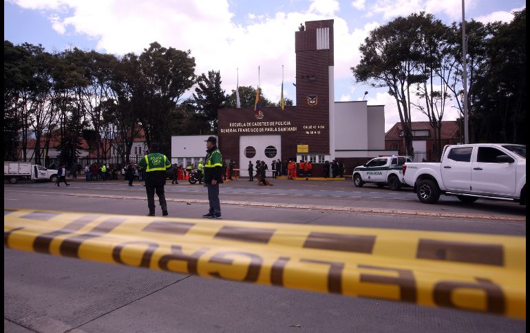 Policías vigilan la entrada de una academia de policías en Bogotá, Colombia, luego de que un coche bomba causara una explosión.