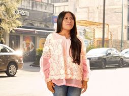 Para la portada, Yalitza recurrió a sencillo look: blusa bordada, jeans y alpargatas. ESPECIAL / www.hollywoodreporter.com