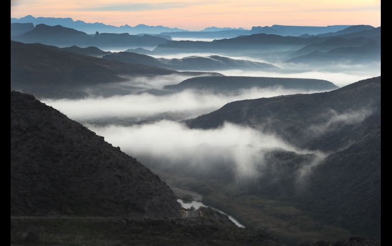 La niebla cubre el valle sobre el río Grande o Bravo (abajo, al centro) que marca la línea fronteriza entre Estados Unidos (hacia la izquierda) y México, en Big Bend Ranch State Park, Texas. AFP/J. Raedle
