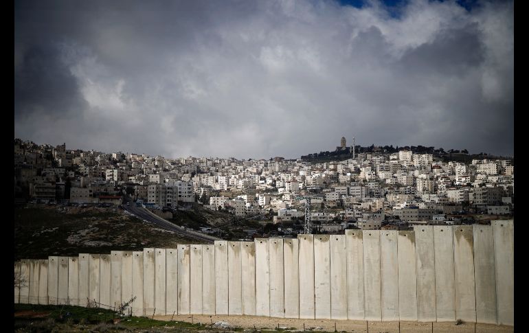 El muro de separación entre la población palestina de Eizariya (frente), en Cisjordania, y Jerusalén (atrás), Israel. AFP/T. Coex