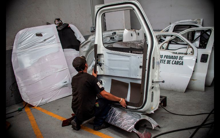 Una empresa en Ecatepec, Estado de México, se especializa en el blindaje de tráilers.