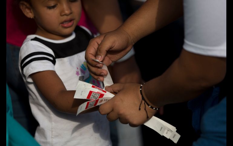 Autoridades mexicanas colocaron unos brazaletes a los migrantes. AP/M. Castillo