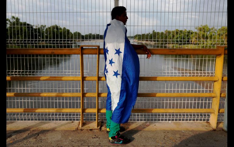 Un migrante observa el río Suchiate que divide a Guatemala de México tras ingresar a Chiapas.