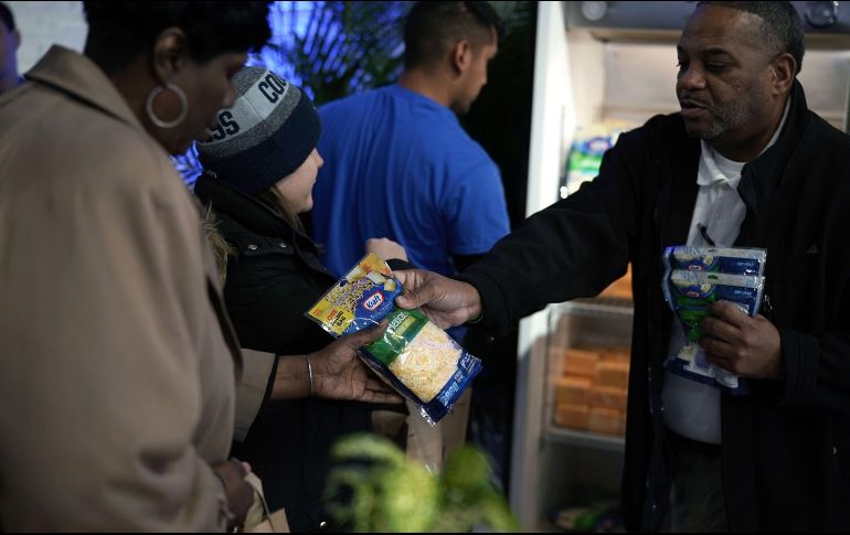 Una tienda de Kraft Heinz reparte productos gratis a trabajadores afectados por el cierre de gobierno. AFP / A. Wong