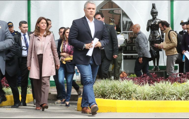 El presidente de Colombia, Iván Duque (c), llega a una rueda de prensa este jueves en Bogotá. EFE/M. Dueñas