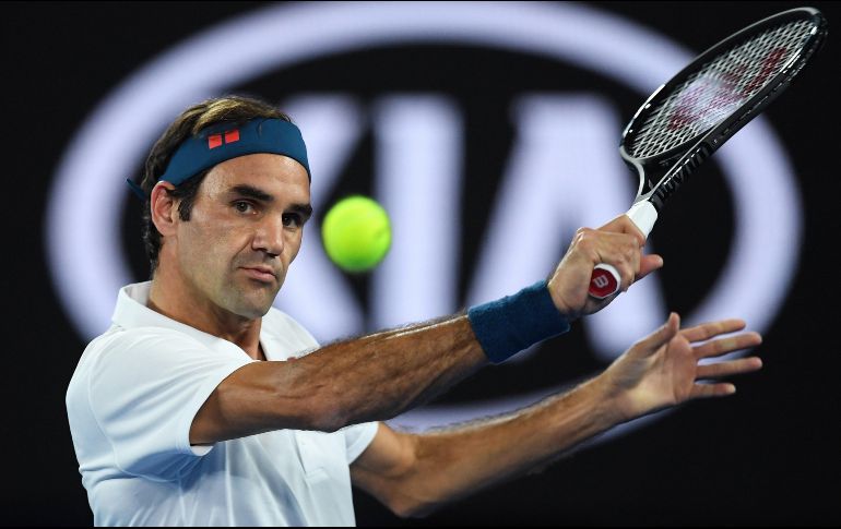 Federer se enfrentará en la siguiente ronda al joven griego Stefanos Tsitsipas. EFE/L. Coch