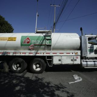 López Obrador busca contratar dos mil 500 choferes para pipas de gasolina