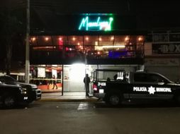 Durante la madrugada, un hombre de aproximadamente 35 años fue asesinado a balazos dentro de un canta bar ubicado en la colonia Residencial Poniente. ESPECIAL