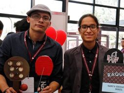 El modelo fue elaborado con madera comprimida MDF; cuenta con una superficie plana a la que le adhirieron los sensores y una tapa con orificio para introducir la batería recargable. ESPECIAL / ipn.mx