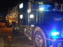 Si la unidad y el conductor que transporta el hidrocarburo cuentan con los requerimientos oficiales necesarios, los elementos federales escoltan su trayecto. TWITTER/ @PoliciaFedMx