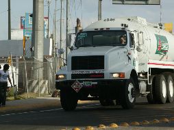 Según López Obrador, la medida impulsará hasta en un 25% la capacidad del sistema de distribución por pipas durante el proceso del combate al robo de combustible. EL INFORMADOR/ ARCHIVO