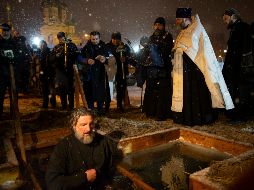 Fotogalería: Rusos ortodoxos toman baños de agua helada