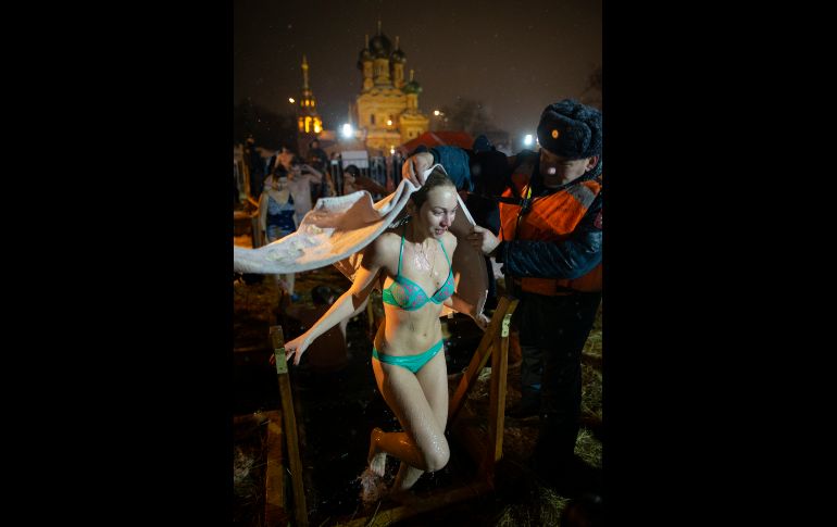 Empleados de Situaciones de Emergencia ayudan a una mujer que participó en la celebración. AP / A. Zemlianichenko