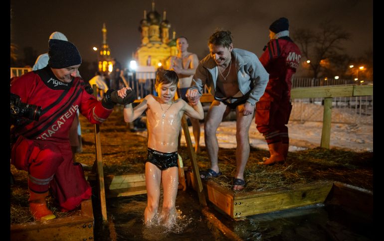 Un niño también participa en la celebración. AP / A. Zemlianichenko