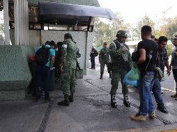 Solicitantes llegan al Campo Militar 1A puerta 8 para ingresar sus papeles. SUN/J. Reyes
