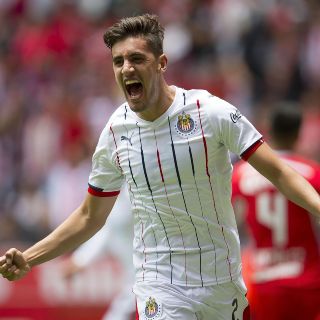 Van Rankin, de Chivas, estaría en la mira del Porto y Benfica