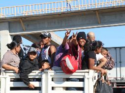 Los integrantes de la caravana tomaron rumbo a Tapachula, escoltados por miembros de Protección Civil y algunos agentes de la Policía estatal. SUN / M. Peters