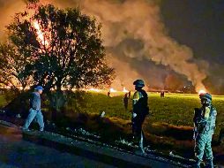 Tragedia. A pesar de que elementos de la Sedena acordonaron la zona para evitar accidentes, las personas rompieron el cerco y se acercaron a llenar bidones con combustible.