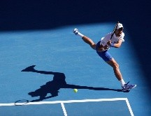 En su partido de octavos de final, Djokovic perdió un set, pero pudo imponerse a uno de los jóvenes de la nueva hornada del tenis, el canadiense Denis Shapovalov. EFE / M. Irham