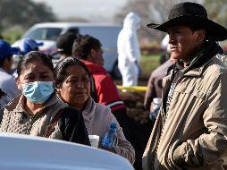 Familiares de las víctimas esperan noticias cerca de la zona de la explosión de un ducto de Pemex en el municipio de Tlahuelilpan. AFP / A. Estrella