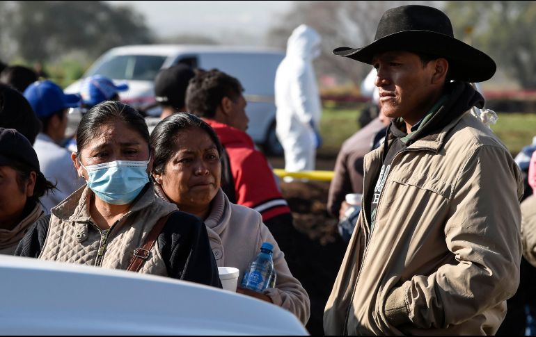 Familiares de las víctimas esperan noticias cerca de la zona de la explosión de un ducto de Pemex en el municipio de Tlahuelilpan. AFP / A. Estrella