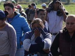 Familiares permanecen a la espera de información en la zona afectada. EFE/J. Dan López